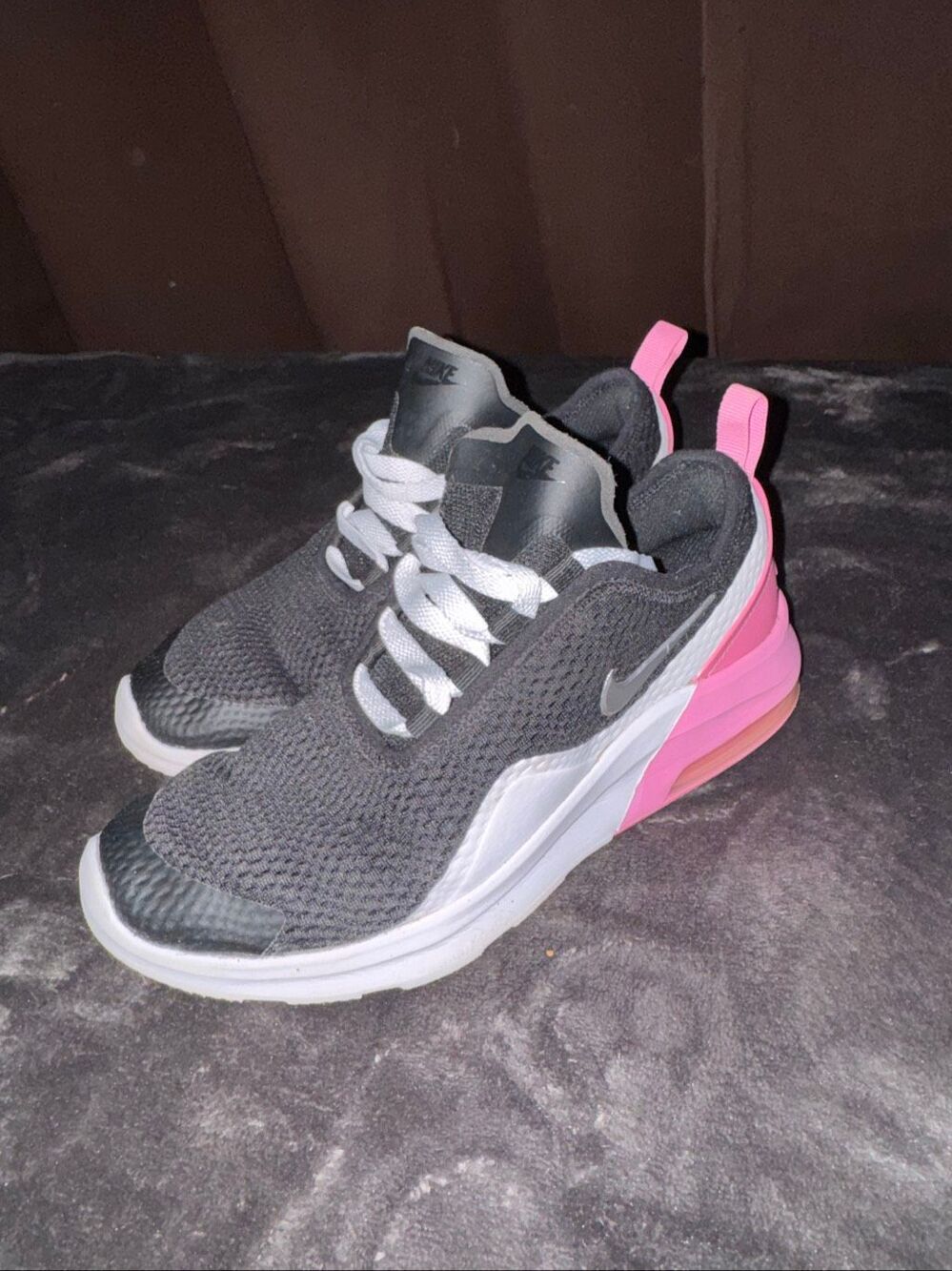 Nike air motion 2 sneakers size 5 youth